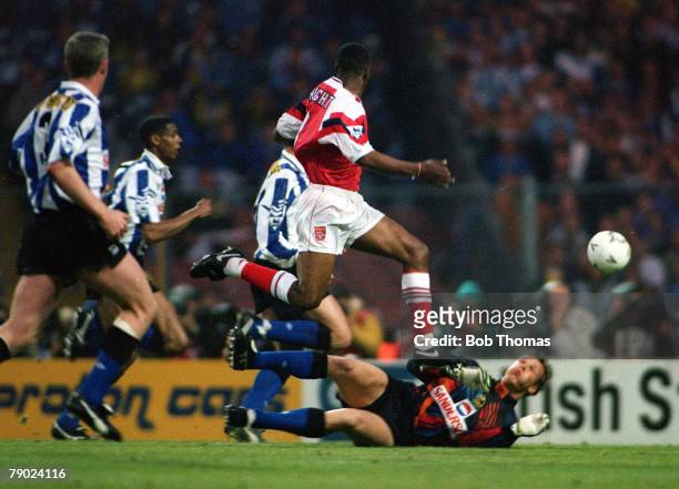 Football, 1993 FA Cup Final Replay, Wembley, 20th May Arsenal 2 v Sheffield Wednesday 1, Arsenal's Ian Wright scores his side's first goal past...