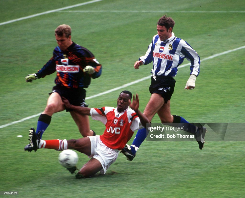 Football. 1993 FA Cup Final. Wembley. 15th May, 1993. Arsenal 1 v Sheffield Wednesday 1. Sheffield Wednesday's goalkeeper Chris Woods and defender Paul Warhurst under pressure from Arsenal's Ian Wright.