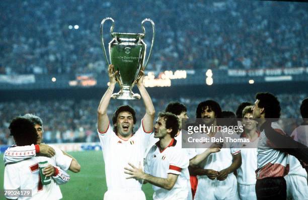 Sport, Football, European Cup Final, Nou Camp, Barcelona, Spain, 24th May 1989, AC Milan 4 v Steaua Bucharest 0, AC Milan's Carlo Ancelotti holds the...
