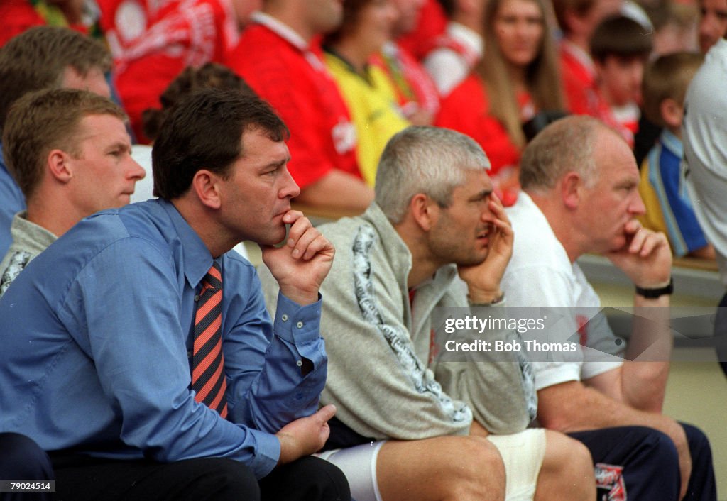 Football. 1997 FA Cup Final. Wembley. 17th May, 1997. Chelsea 2 v Middlesbrough 0. Middlesbrough manager Bryan Robson and his injured star Fabrizio Ravanelli watch the game anxiously from the bench.