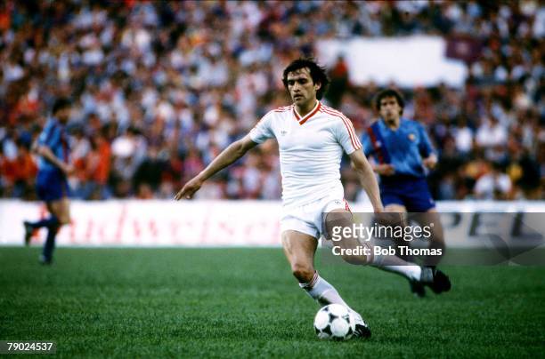 Sport, Football, European Cup Final, Seville, Spain, 7th May 1986, Barcelona 0 v Steaua Bucharest 0 , Gavril Balint prepares to strike the ball for...