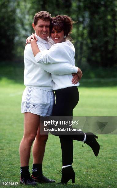 Sport, Football, FA Cup Final Preview, England, 13th May 1987, Tottenham Hotspur's Clive Allen is pictured with Page 3 model Maria Whittaker