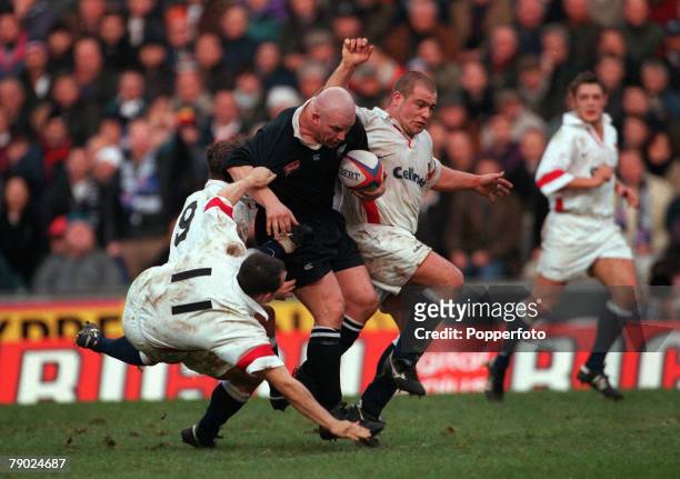 Sport, Rugby Union International, Twickenham, 6th December 1997, England 26 v New Zealand 26, New Zealand prop Mark Allen takes on three England...