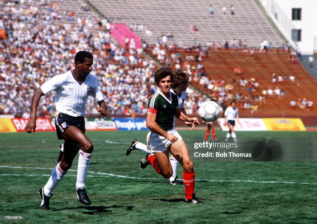 Sport. Football. Friendly International. Los Angeles, USA. 17th May 1986. England 3 v Mexico 0. England's Viv Anderson in a race for the ball with Mexico's Javier Aguirre.