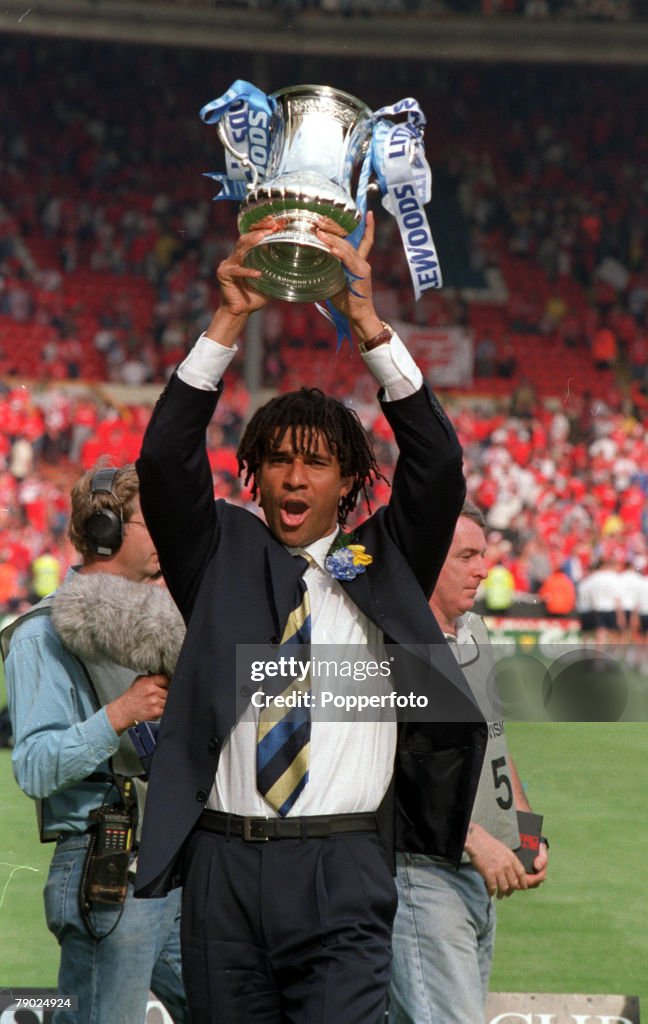 Football. 1997 FA Cup Final. Wembley. 17th May, 1997. Chelsea 2 v Middlesbrough 0. Chelsea's manager Ruud Gullit proudly holds aloft the trophy after the presentation.