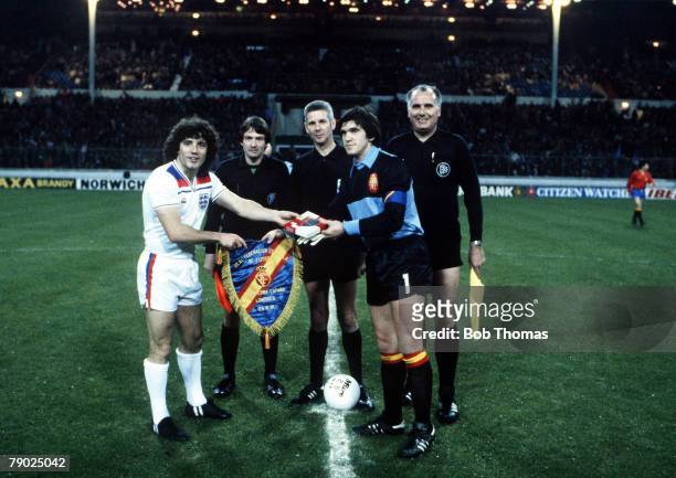 Sport, Football, Friendly International, Wembley, London, 25th March 1981, England 1 v Spain 2, England captain Kevin Keegan exchanges pennants with...