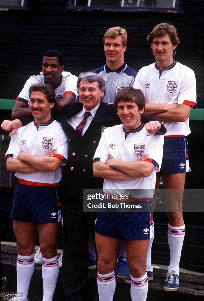 Sport. Football. England Features. London. 30th April 1987. England Manager Bobby Robson poses with players Viv Anderson, Chris Woods, Tony Adams, Kenny Sansom, and Peter Beardsley as they model the new England kit.