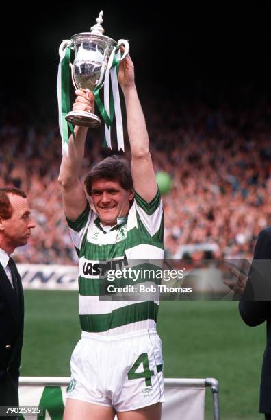 Sport, Football, Scottish Premier Division, Celtic Park, 7th May 1988, Celtic 1 v Dunfermline 0, Celtic captain Roy Aitken holds the Championship...