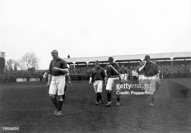 Sport, Football, F.A. Cup Semi-Final, Nottingham, England, 18th March 1899, Sheffield United 2 v Liverpool 2, The Liverpool players leave the field...
