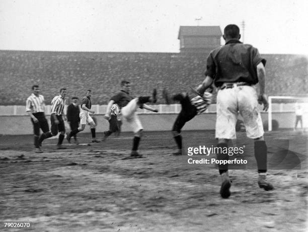 Sport, Football, F.A. Cup Semi-Final Replay, Bolton, England, 23rd March 1899, Sheffield United 4 v Liverpool 4, Midfield action from the Sheffield...