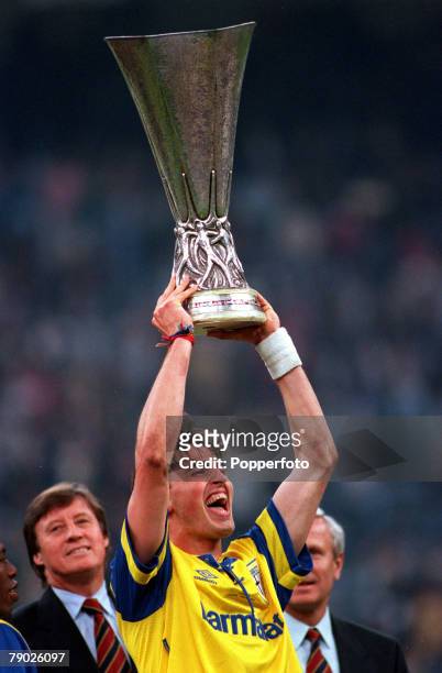 Sport, Football, UEFA Cup Final, Second Leg, Turin, Italy, 17th May 1995, Juventus 1 v Parma 1 , Parma's Dino Baggio holds the trophy aloft