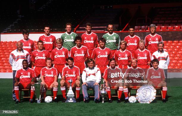 Sport, Football, Liverpool FC Team-Group 1990-91 Season, The Liverpool team pose together for a group photograph with the Manager of the Year award,...