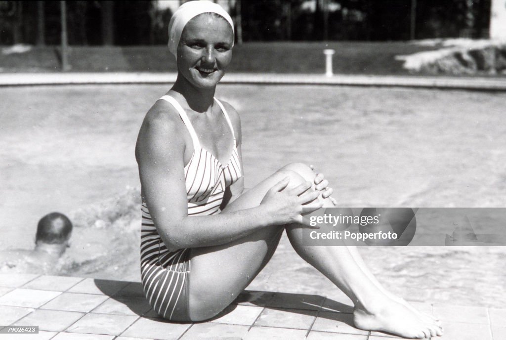 1952 Olympic Games. Helsinki, Finland. Diving. USA Olympic diver Pat McCormick at the pool.