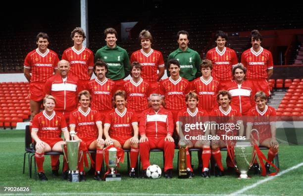 Sport, Football, Liverpool FC Team-Group 1984-85 Season, The Liverpool team pose together for a group photograph with the Manager of the Year, Milk...