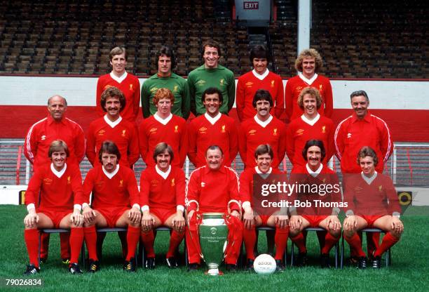 Sport, Football, Liverpool FC Team-Group 1978-79 Season, The Liverpool team pose together for a group photograph with the European Cup trophy, Back...