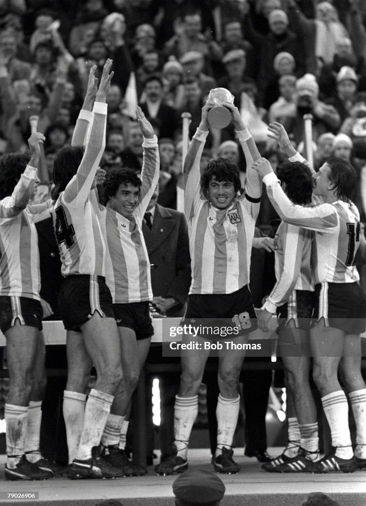 Football. 1978 World Cup Final. Buenos Aires, Argentina. 25th June, 1978. Argentina 3 v Holland 1 (aet). Argentina+s captain Daniel Passarella proudly holds aloft the trophy as Argentina celebrate becoming world champions.