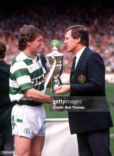 Sport, Football, Scottish Premier Division, Celtic Park, Glasgow, Scotland, 7th May 1988, Celtic 1 v Dunfermline 0, Celtic captain Roy Aitken with...