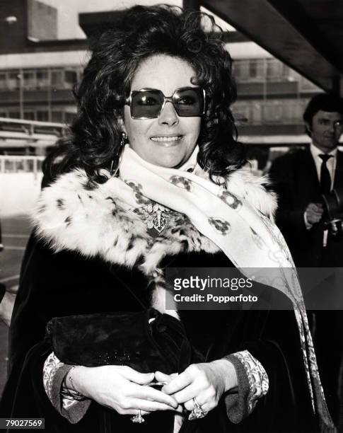 Entertainment/Cinema, London, England, 3rd March 1971, English born US film actress Elizabeth Taylor leaving Heathrow Airport for Switzerland