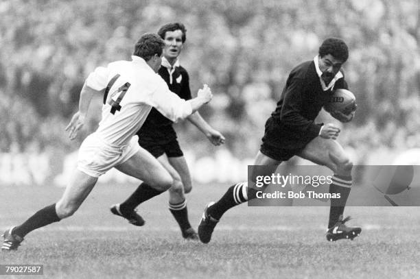 Rugby Union International, 12th November 1983, Murrayfield, Scotland 25 v New Zealand 25, New Zealand's Bernie Fraser is pursued by Scotland's Jim...