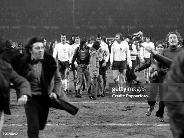 Sport, Football, International Friendly, Wembley, London, 14th November 1973, England 0 v Italy 1, Bobby Moore's last match for England, Fans invade...