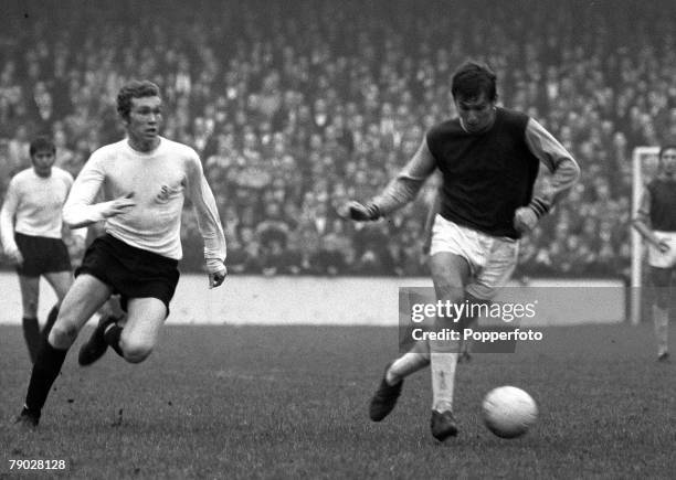 Sport, Football, League Division One, Upton Park, London, England, 26th October 1969, West Ham United v Sunderland, West Ham's Martin Peters
