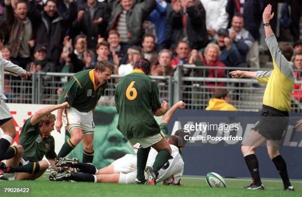 Rugby World Cup Quarter-Final, Paris, 24th October England 21 v South Africa 44, South Africa's Joost Van Der Westhuizen battles on to score the...