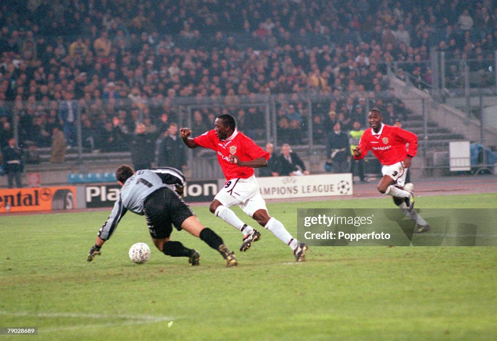 Football. 1999 UEFA Champions League Semi-Final, Second leg. 21st April, 1999. Turin. Juventus 2 v Manchester United 3. Manchester United's Dwight Yorke rounds Juventus' goalkeeper Peruzzi only to be brought down. Andy Cole (behind) followed up to score t