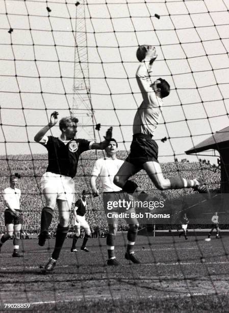 Sport, International Football, Home Championship, Hampden Park, Glasgow, 14th April 1962, Scotland 2 v England 0, Attendance 132 England goalkeeper...