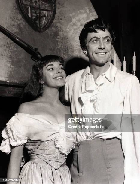 Entertainment/Theatre, England, 10th April 1952, British actress Joan Collins and Maxwell Reed pictured at a London theatre