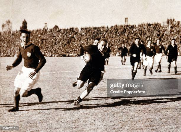 Sport, Rugby Union, Tour Match, Ellis Park, Johannesburg, 17th August 1938, South Africa 26 v British Lions 12, South Africa's Danie Craven breaks...