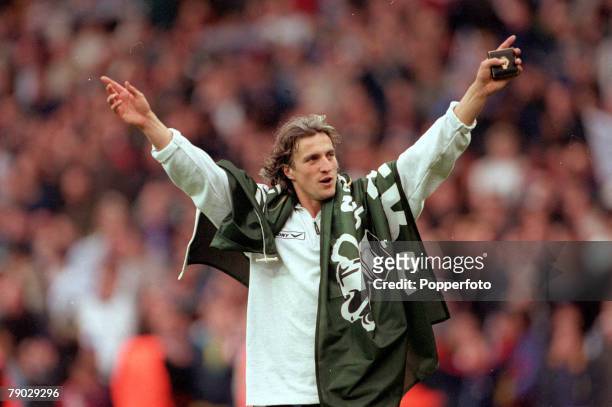 703 David Ginola Tottenham Photos & High Res Pictures - Getty Images