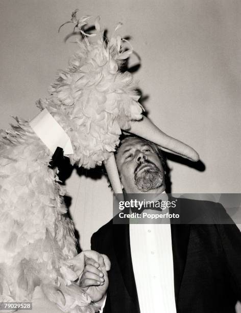 Entertainment/Humour, New York, USA, 7th June 1970, British Actor Peter Ustinov play acts with "Big Bird" from the television show "Sesame Street" at...