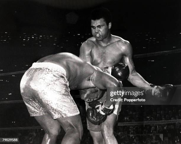 Sport/Boxing, Madison Square Garden, New York, USA, 8th March 1971, World Heavyweight Championship, Muhammad Ali hits out at the champion Joe Frazier...