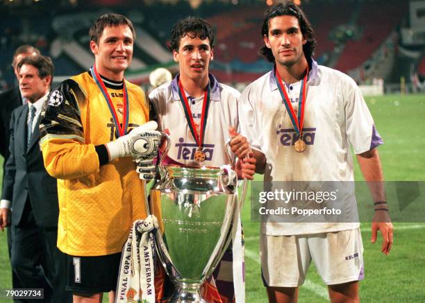 Sport, Football, UEFA Champions League Final, Amsterdam, Holland, 20th May 1998, Real Madrid 1 v Juventus 0, Real Madrid trio L-R: Santiago...