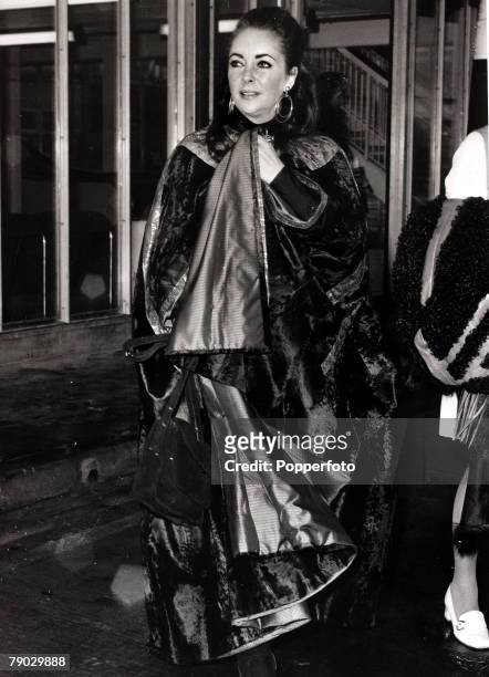 Entertainment/Cinema, London, England, 13th October 1971, English born American film actress Elizabeth Taylor pictured leaving London for Rome