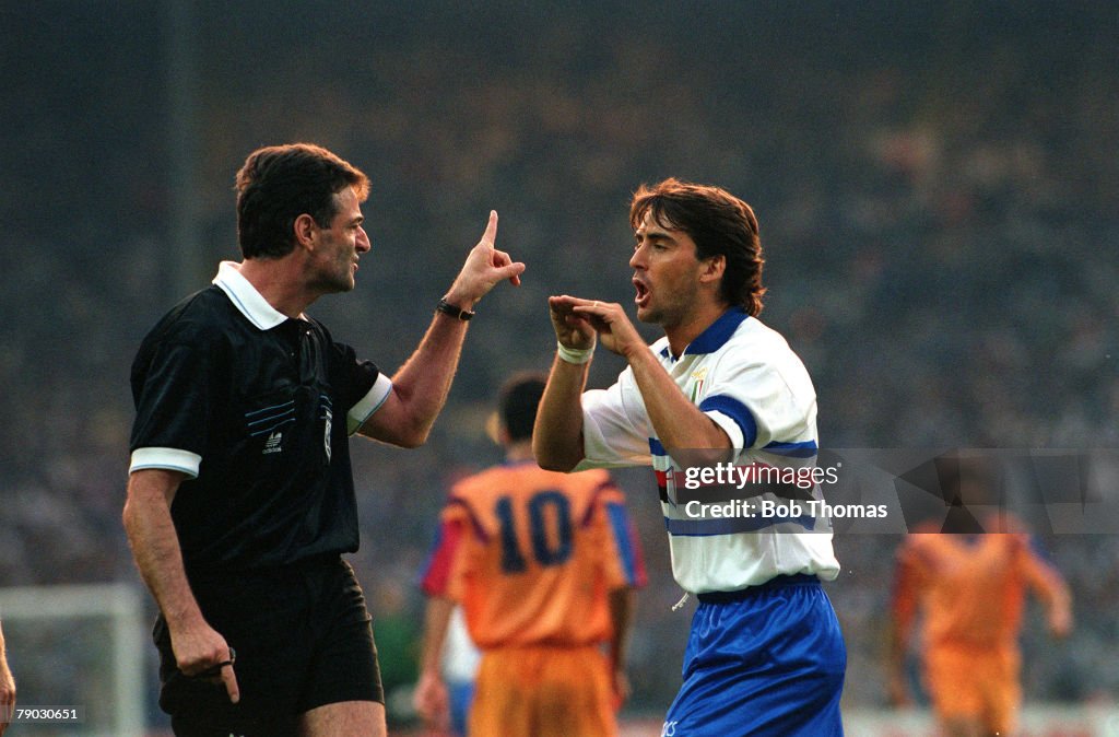 Sport. Football. European Cup Final. Wembley, London, England. 20th May 1992. Barcelona 1 v Sampdoria 0. Sampdoria's Roberto Mancini argues a point with referee Schmidhuber.