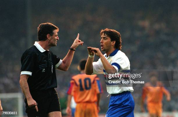 Sport, Football, European Cup Final, Wembley, London, England, 20th May 1992, Barcelona 1 v Sampdoria 0, Sampdoria's Roberto Mancini argues a point...