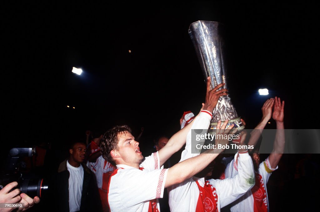 Sport. Football. UEFA Cup Final Second Leg. Amsterdam, Holland. 13th May 1992. Ajax 0 v Torino 0 (Ajax 2 v Torino 2 on aggregate, Ajax win on away goals). Ajax's Frank de Boer parades the trophy on a lap of honour.