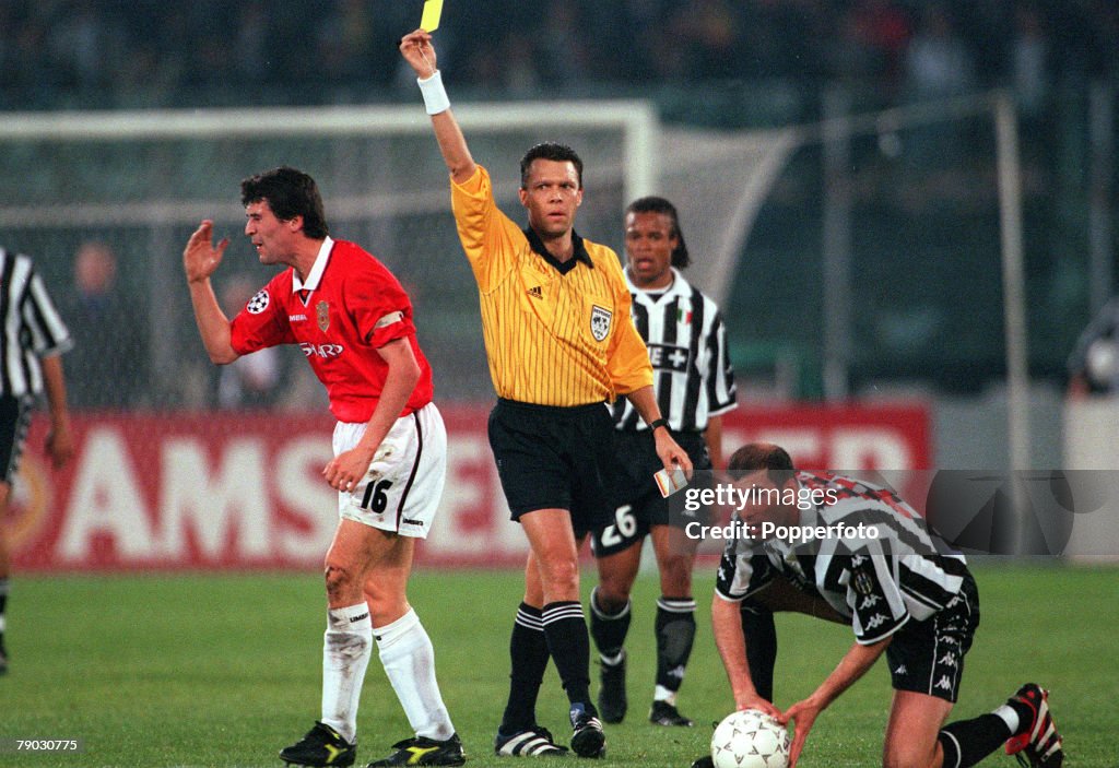 Football. 1999 UEFA Champions League Semi-Final, Second leg. Juventus 2 v Manchester United 3. 21st April, 1999. Manchester United's Roy Keane is shown the yellow card by the referee after fouling Juventus' Zinedine Zidane (right), causing him to miss the