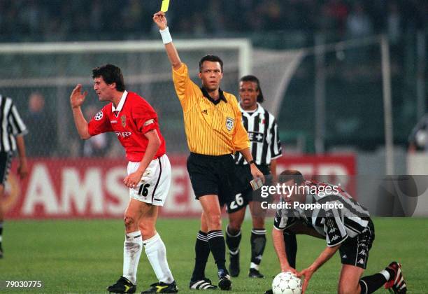 Football, 1999 UEFA Champions League Semi-Final, Second leg, Juventus 2 v Manchester United 3, 21st April Manchester United's Roy Keane is shown the...