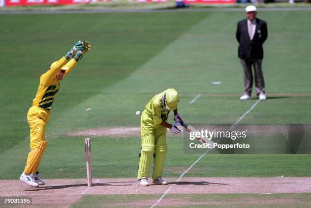 Cricket World Cup Final, Lords, 20th June Australia beat Pakistan by 8 wickets, Australian wicket keeper Adam Gilchrist celebrates as Shane Warne...