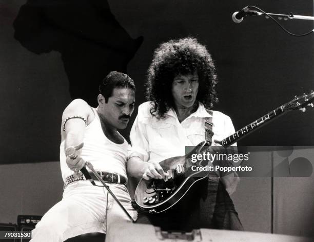 Entertainment/Music, Live Aid Concert, Wembley, London, England, 13th July 1985, British singer Freddie Mercury with guitarist Brian May as "Queen"...