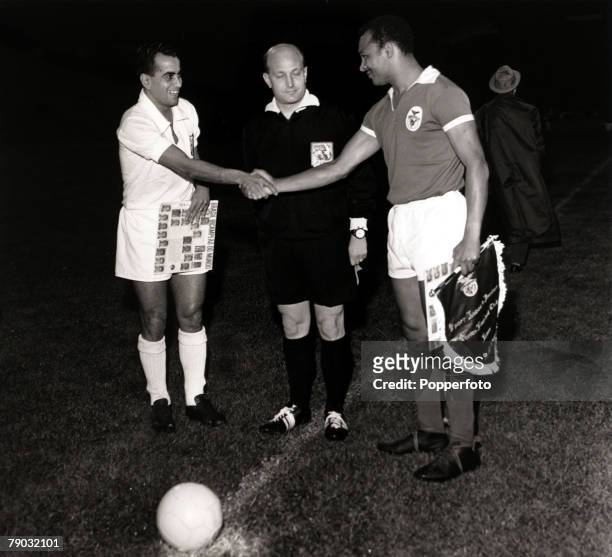 Sport/Football, World Club Championship, Second leg, Lisbon, Portugal, 11th October 1962, Benfica 2 v Santos 5, Santos captain Zito shakes hands with...