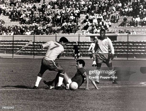 Sport, Football, 1962 World Cup Finals, Vina Del Mar, Chile, 30th May 1962, Group 3, Brazil 2 v Mexico 0, Brazil's Garrincha , watched by Pele ,...