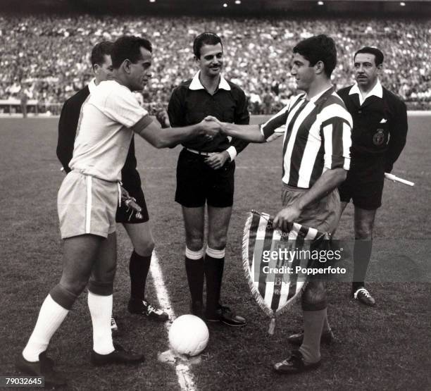 Sport/Football, Brazil tour of Europe, Friendly match, 21st June 1966, Atletico Madrid 3 v Brazil 5, Brazil captain Zito about to exchange pennants...