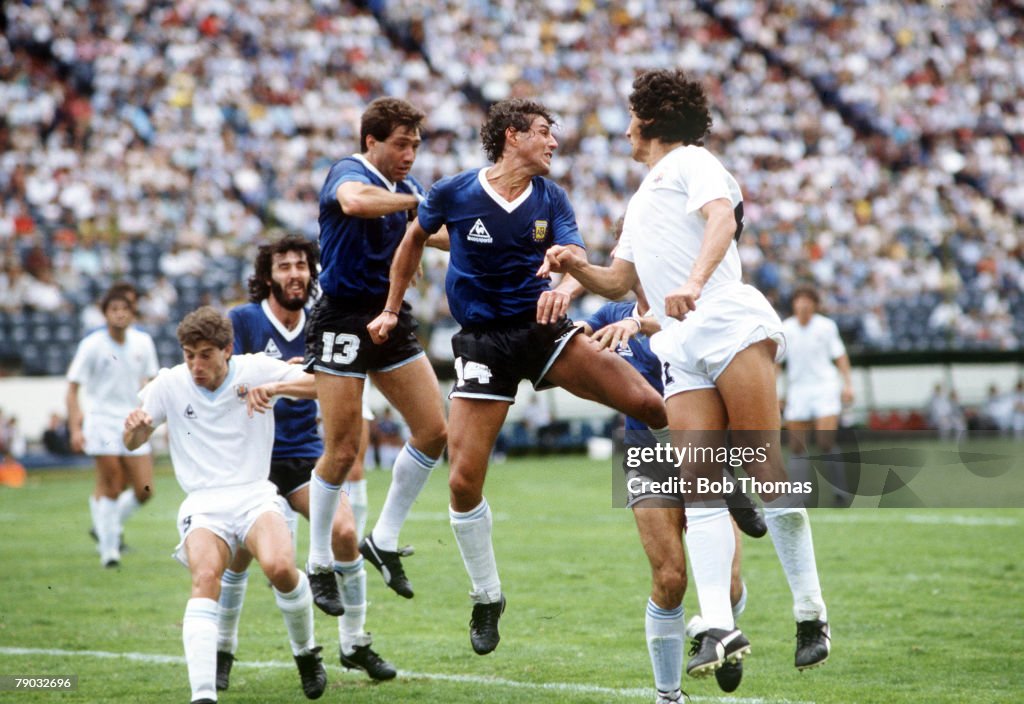 1986 World Cup Finals. Second Phase. Puebla, Mexico. 16th June, 1986. Argentina 1 v Uruguay 0. Argentina's Ricardo Giusti and Oscar Garre clear the ball after a Uruguay attack.