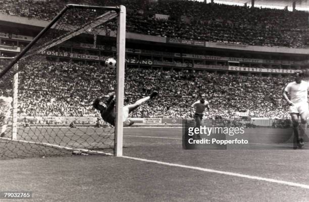 Sport, Football, 1970 World Cup Finals, Guadalajara, Mexico, Brazil 1 v England 0, 7th June 1970, England goalkeeper Gordon Banks makes his...