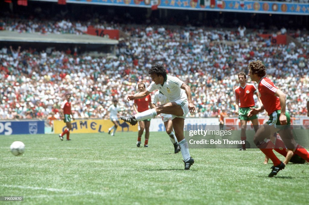 1986 World Cup Finals. Second Phase. Azteca Stadium, Mexico. 15th June, 1986. Mexico 2 v Bulgaria 0. Mexico's Hugo Sanchez fires in a shot at the Bulgarian goal.