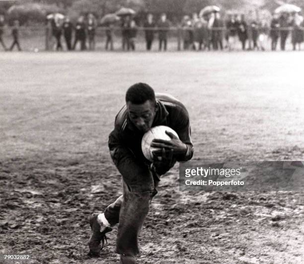 Sport, Football, 1966 World Cup Finals in England, July 1966, Brazil's Pele tries his hand as a goalkeeper at a training session.