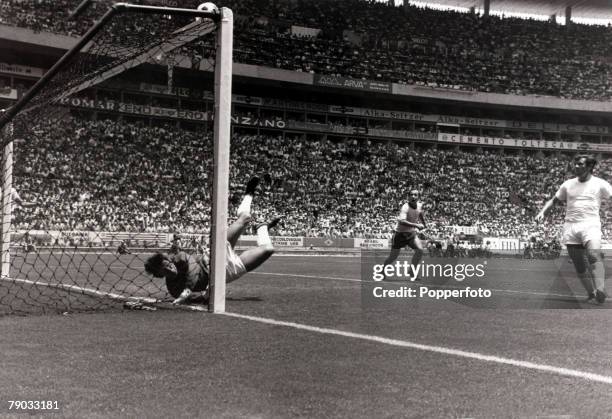 Sport, Football, 1970 World Cup Finals, Guadalajara, Mexico, 7th June 1970, Group 3, England 0 v Brazil 1, England goalkeeper Gordon Banks makes his...